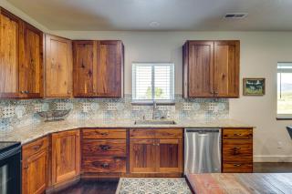 5 Mi to Devil Creek Reservoir Idaho Farmhouse! - 1