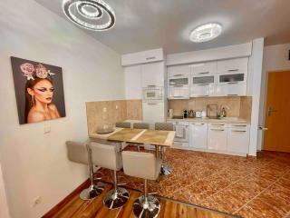 TK Stylish Free Private Parking Garage - 4