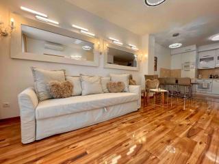 TK Stylish Free Private Parking Garage - 1