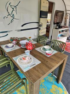 Caravan met voortent en bijzettentje - Petten - 6