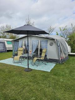 Caravan met voortent en bijzettentje - Petten - 0