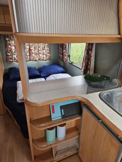 Caravan met voortent en bijzettentje - 1