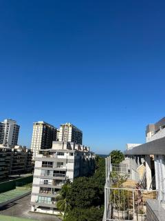 Cobertura Incrível, silenciosa e familiar com sala ampla, cozinha americana, 3 quartos, área gourmet, terraço aberto com churrasqueira e jacuzzi na Praia da Barra da Tijuca - Rio de Janeiro - apto inteiro só pra você - Rio de Janeiro - 2