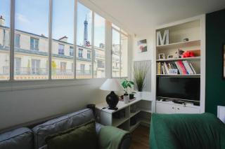 Eiffel Tower Vicinity Gem - 0