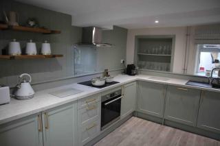 NEW Country Cottage with log fire & parking - - 2