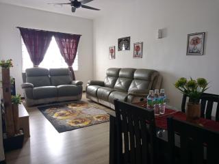 Homestay Camelia Kuala Terengganu - Near Drawbridge, Pasar Payang, KTCC Mall, Hospital HSNZ and Batu Buruk Beach Area - 2