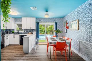 Eccentric home with pool tiki hut & outdoor kitchen - Pompano Beach - 8