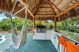 Eccentric home with pool tiki hut & outdoor kitchen - Pompano Beach - 3