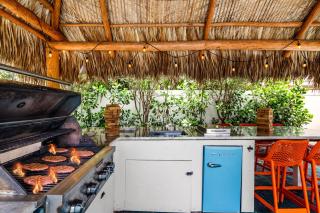 Eccentric home with pool tiki hut & outdoor kitchen - Pompano Beach - 2