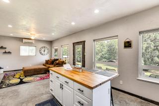 Frankston Vacation Rental Walk to Lake Palestine! - Coffee City - 3