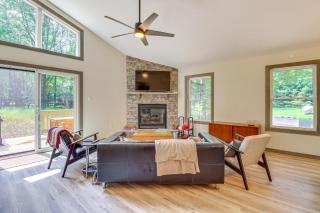 Pool and Beach Access Charming Poconos Cabin! - Albrightsville - 7