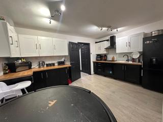 Spacious Double near Train Station - 5
