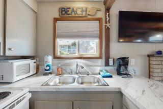 Easy Breezy Beach House - 3