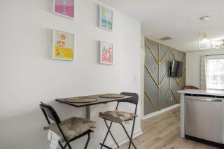 Chic 2-Bed Haven with Vibrant Décor in SE Atlanta - Atlanta - 0