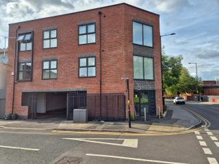 Spacious City Apartment & Free Parking - Birmingham - 3