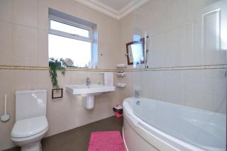 Immaculate Condition 3 Bed En-Suite Refurbished House - Goodmayes - 7