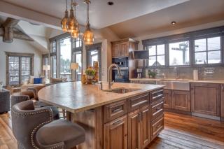 Stunning 5BR Shock Hill Mansion- Steps To Gondola - 1