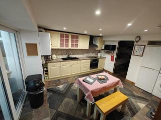 Welsh Miners Cottage Four Bedroom House - Treherbert - 1