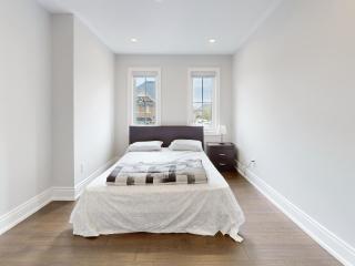 Custom & Luxurious Residence - 4