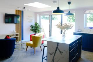 The Wave Cottage - 3 Bedroom with off road Parking for 3 Cars or Vans & EV point -  - 8