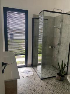 Casa Mercedes, casa privada a estrenar alquiler todo el año, con pileta climatizada solar de noviembre a marzo - Tandil - 5