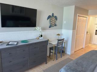 Luxury Beach Condo with Pool and Tiki Bar! - 7