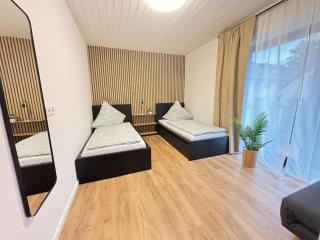 90qm - 5 Zimmer - Parkplatz - Autobahn - blauen See - 5