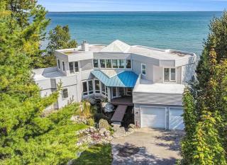 Stunning Beachfront Retreat, Sleeps 12 - Cheboygan - 1