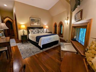 Gothic Heights Inn - 9