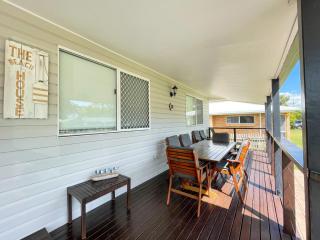 Beach House on Burrum- Close to beach- 3BR- WiFi-Foxtel - Woodgate - 7