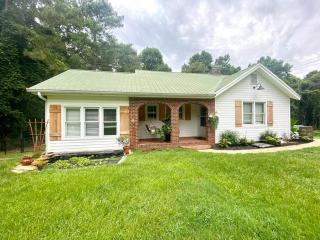 NEW Travelers Rest Cute Bungalow Close to I-20 - - 0