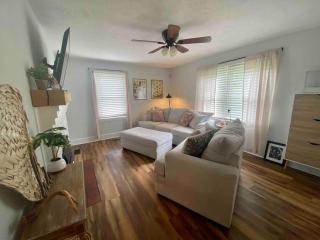 NEW Travelers Rest Cute Bungalow Close to I-20 - - 3