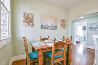 Coastal Blue Beach House with 3 Bedrooms and Just off the Seawall - Galveston - 9
