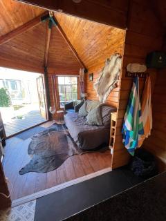 Romantic Swiss Cabin Hideaway & Hot Tub Spa Pool - Chandler's Ford - 5