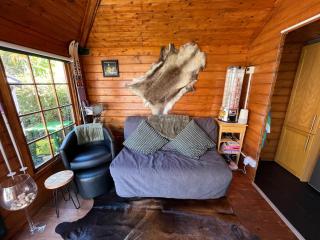 Romantic Swiss Cabin Hideaway & Hot Tub Spa Pool - Chandler's Ford - 4