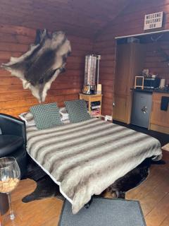 Romantic Swiss Cabin Hideaway & Hot Tub Spa Pool - Chandler's Ford - 8