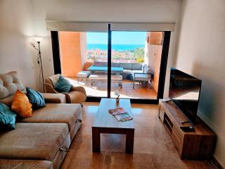 Duquesa 2 bed apt sleeps 6 overlooking pool with magnificent sea views - Manilva - 9