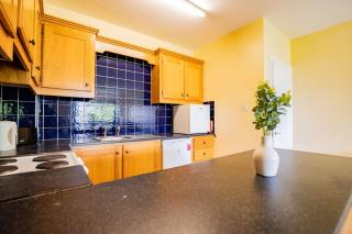 72 - Large Three Bed Apartment with Parking - Galway - 4