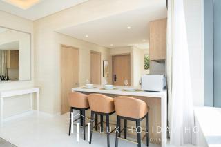 LUX Iconic Views at The Palm Tower Suite 4 - 1