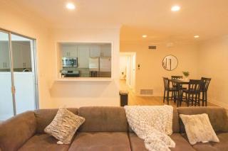 KING Size Bed in Cozy, Modern Hollywood Place - Los Angeles - 5