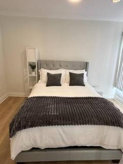 KING Size Bed in Cozy, Modern Hollywood Place - Los Angeles - 1
