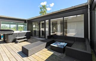 7 Bedroom Gorgeous Home In Glesborg - Glesborg - 1