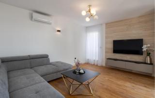 3 Bedroom Nice Apartment In Kozino - Kožino - 8