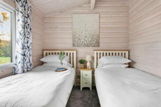 Alder VIP Hot Tub Lodge - 3