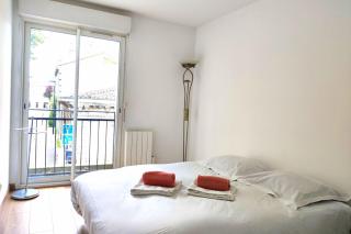 Spacious Apartment with Parking in Bordeaux - 1