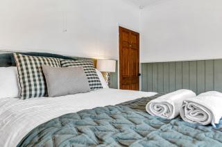 Modern 2-Bed Home Walk to Ashby Town Centre - 5