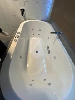 4 bedroom 2 bath renovated with spa king bed and free arcade games sleeps 10 - 6