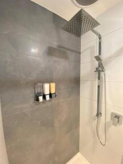 4 bedroom 2 bath renovated with spa king bed and free arcade games sleeps 10 - Portland - 1