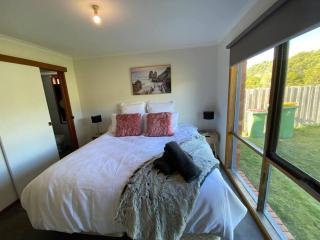 4 bedroom 2 bath renovated with spa king bed and free arcade games sleeps 10 - Portland - 0