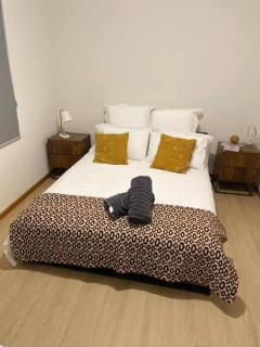 4 bedroom 2 bath renovated with spa king bed and free arcade games sleeps 10 - 5